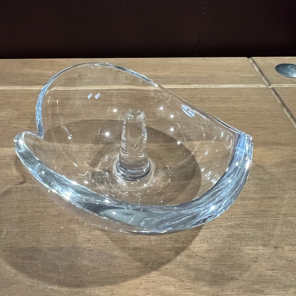 Nambe Heart shaped clear crystal ring holder. - Picture 2 of 5